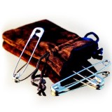 Non-Safety Pins – Par Juan Colàs